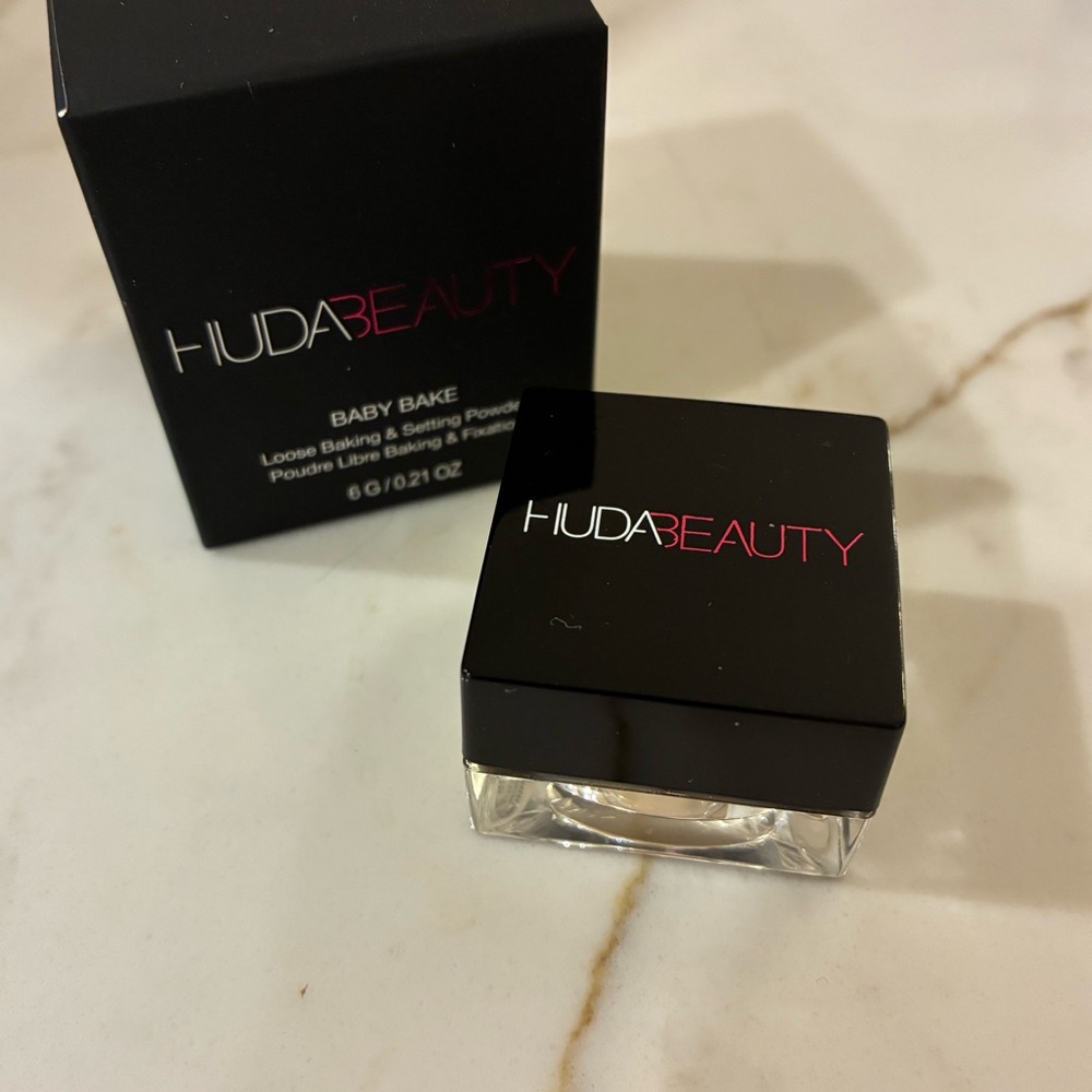 HUDA BEAUTY Baby Bake Loose Setting Powder. Colour = banana bread! Brand new